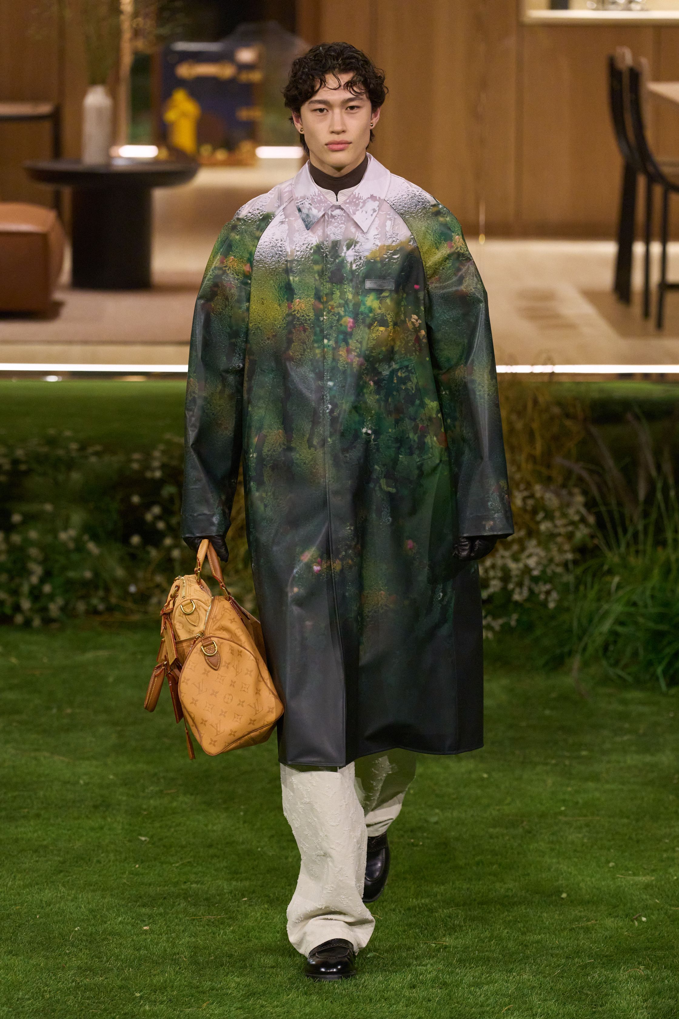 Louis Vuitton 26FW 男装以“当代绅士的旅行状态”为核心，在花园式场景中展开一场关于移动、身份与功能的叙事。功能夹克、细致西装、学院感针织与标志性包袋并行出现，色彩回归卡其、橄榄绿、灰褐与深红，呈现出低调却高度可穿的奢华现实主义。系列强化了“穿着中的生活感”，将品牌传统的旅行基因转译为更克制、更日常的现代衣橱方案-顽石频道趋势研究